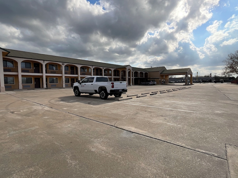 Executive Inn & Suites - photo 40