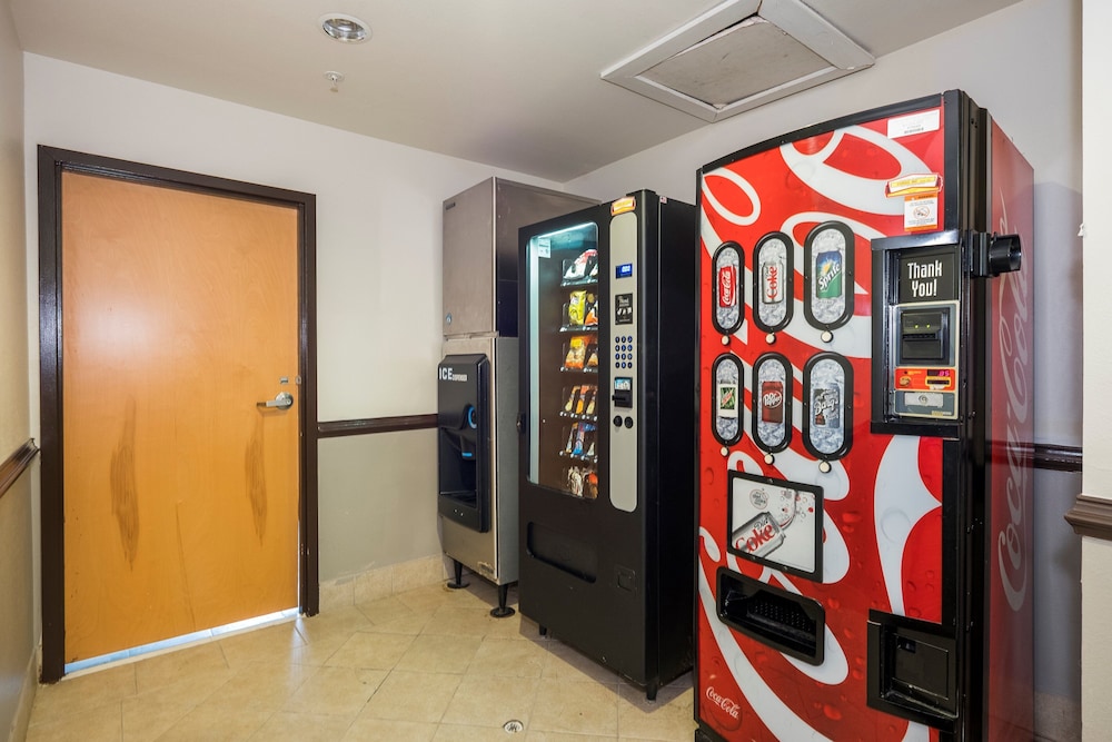 Red Roof Inn & Suites Biloxi Ocean Springs - photo 34