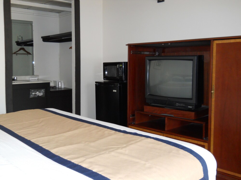 Value Inn Milwaukee Airport South - photo 8