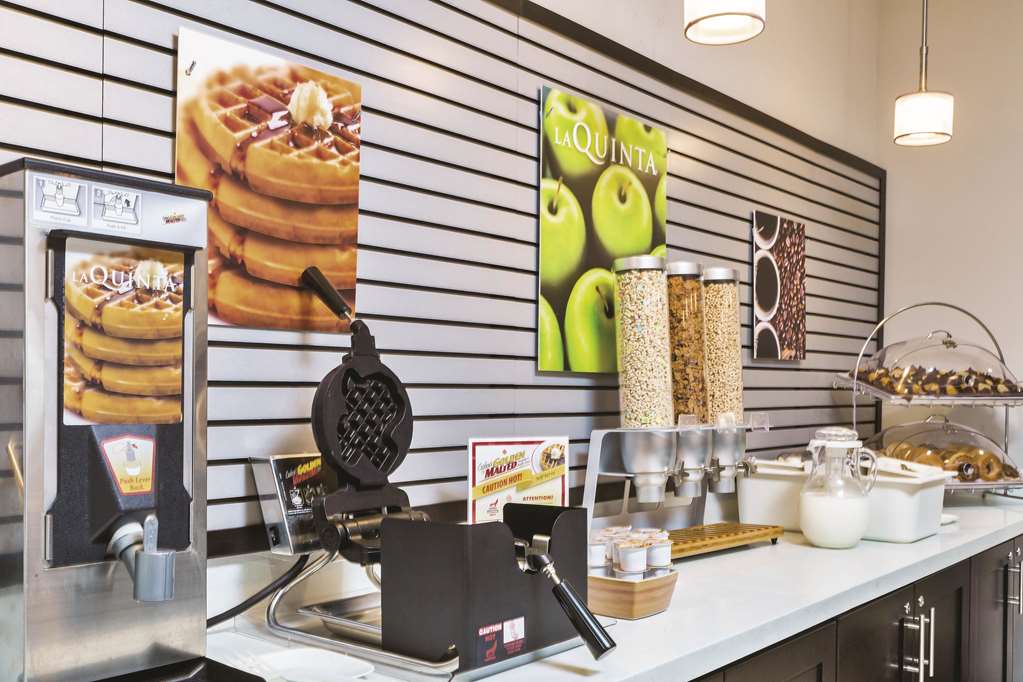 La Quinta Inn & Suites by Wyndham Rockport Fulton - photo 56