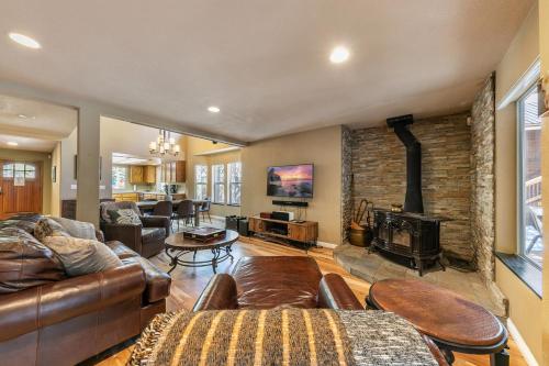 Raven Retreat at Tahoe Donner 3 BR w Forest Views — 4-Star Luxury Hotel in Truckee, United States