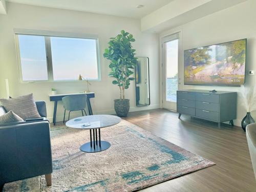 Penthouse with Views in Hollywood One Bedroom w Parking — 4-Star Luxury Hotel in Los Angeles, United States