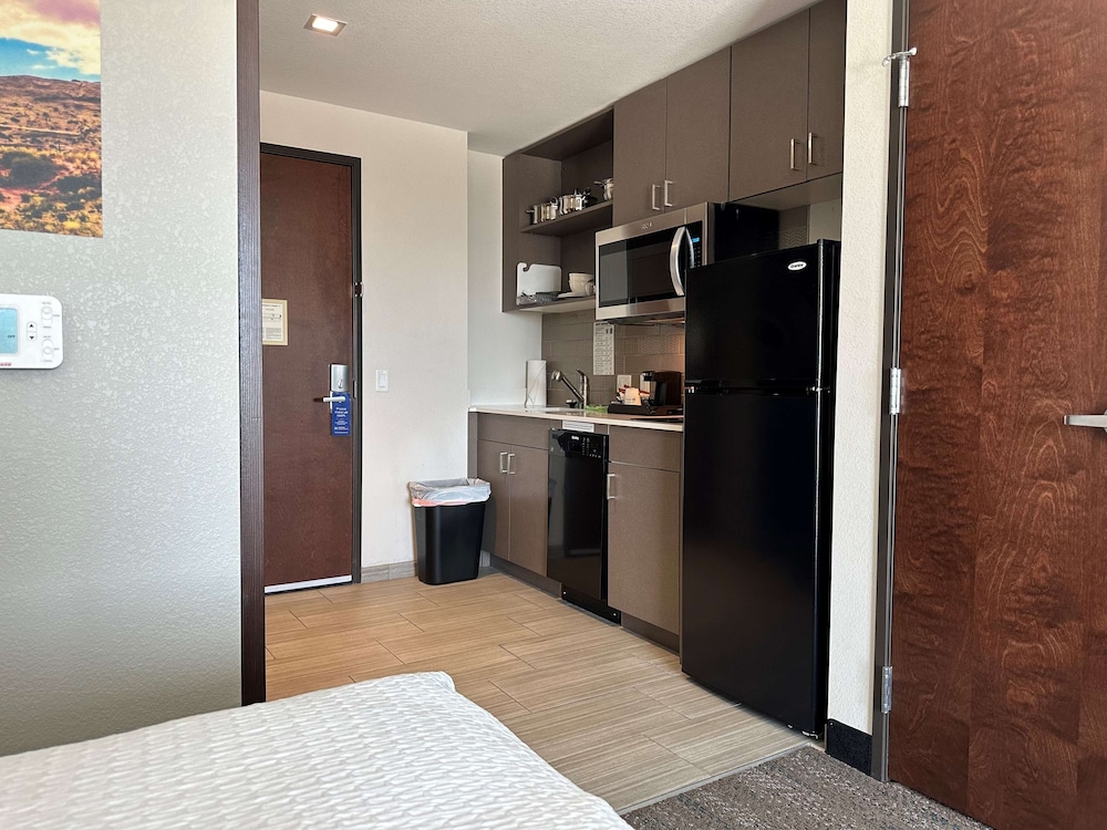 Best Western Plus Executive Residency Phoenix North Happy Valley - photo 6