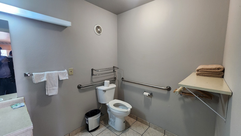 Benbrook Inn & Suites - photo 19