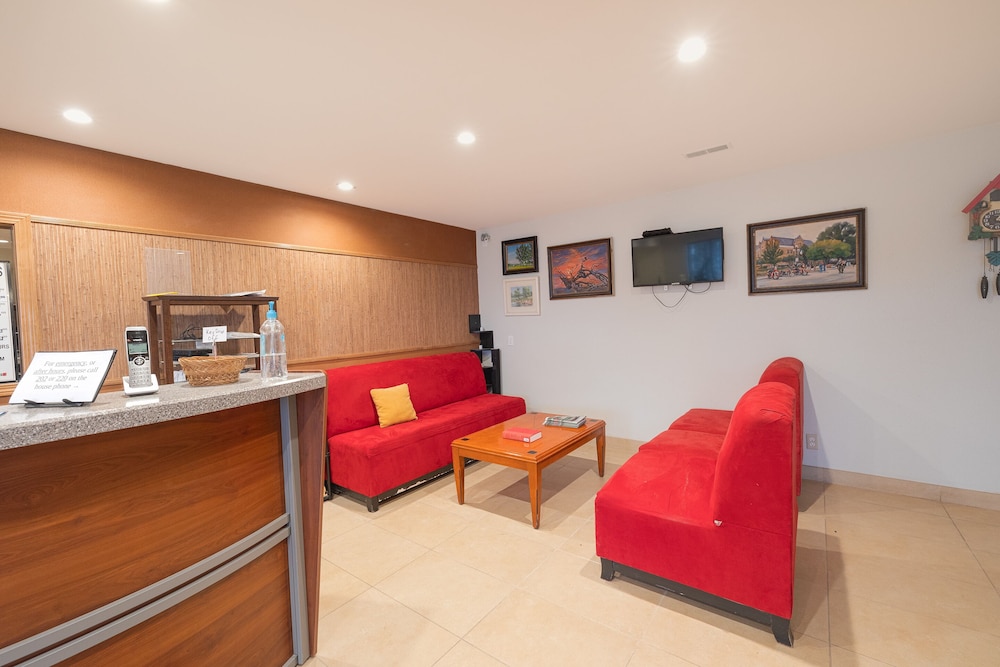 Harlan Inn and Suites - photo 9