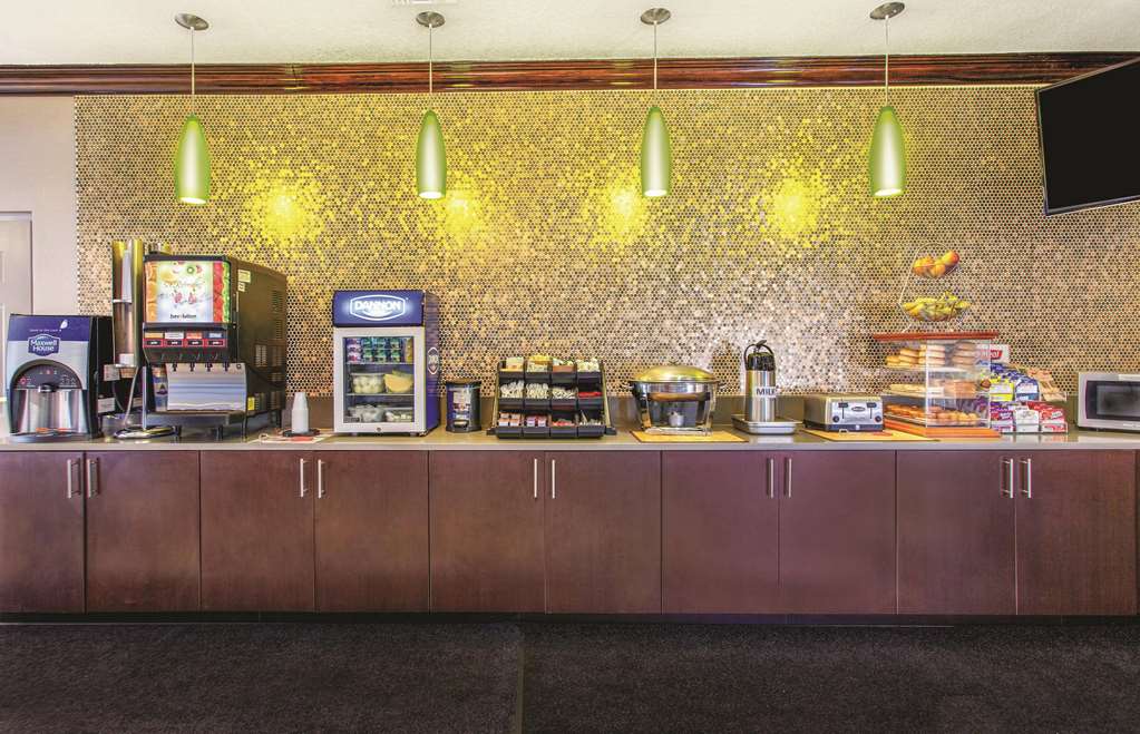 La Quinta Inn & Suites by Wyndham Tampa Bay Area Tampa South - photo 22