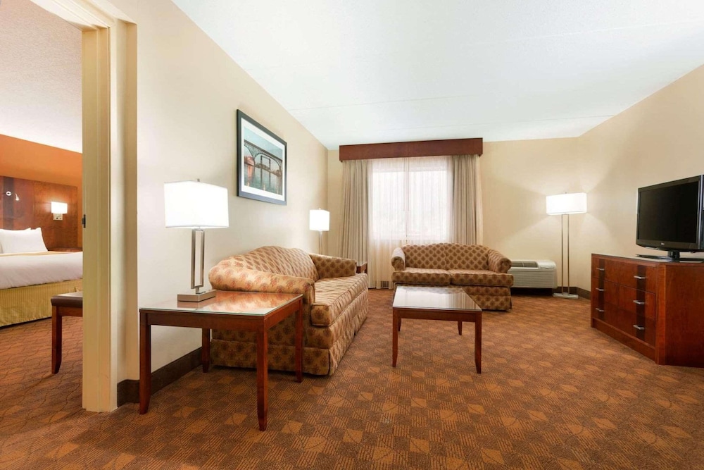 Radisson Hotel Akron Fairlawn - photo 12
