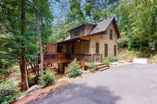 Simply Devine at Water’s Edge in Blue Ridge, United States