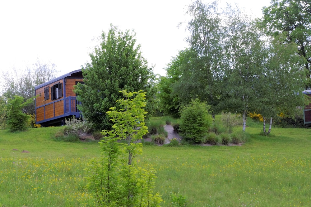 Les Roulottes et Cabanes du Livradois — hotel in Cunlhat
