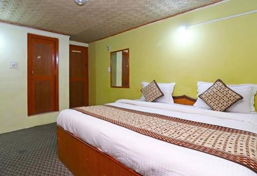 OYO 18416 Hotel Park Palace in Pahlgam, India