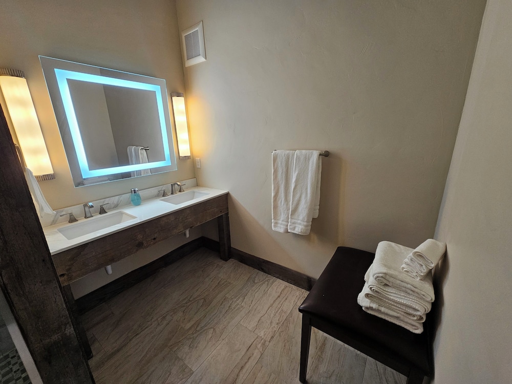 Eaglescape Suites and Event Center - photo 28