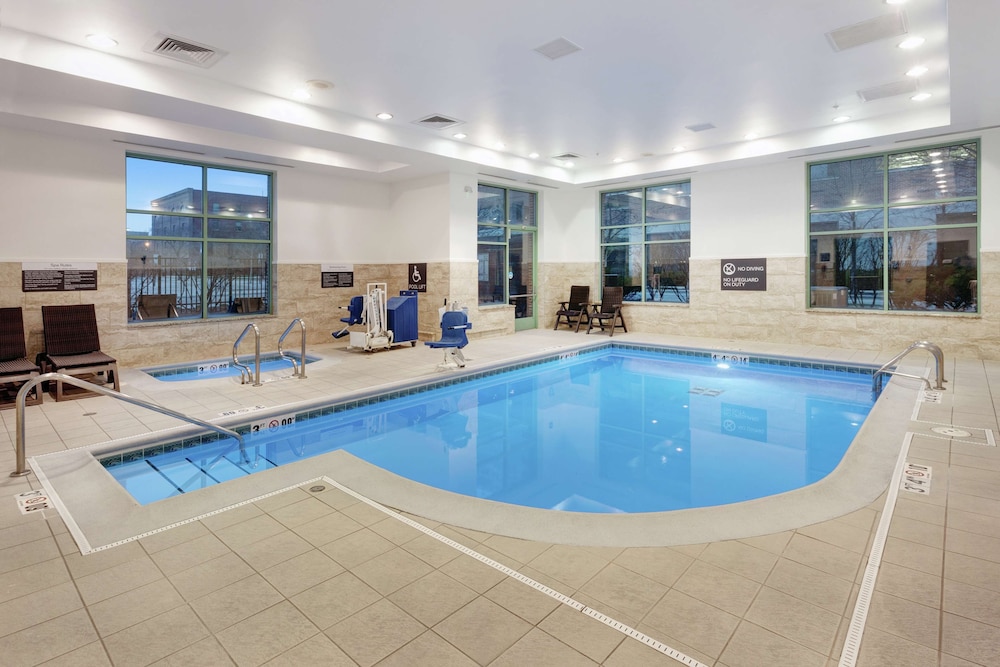 Hilton Garden Inn Chicago North Shore Evanston - photo 41