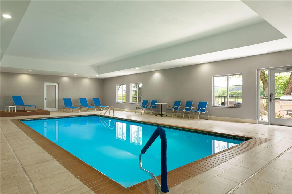 La Quinta Inn & Suites by Wyndham Columbus Edinburgh - photo 8