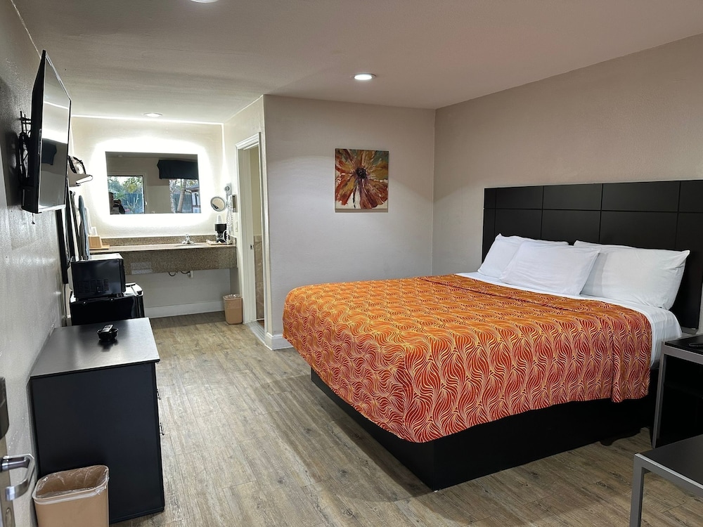 Palace Inn I 45 & Bellfort — hotel near William P. Hobby Airport