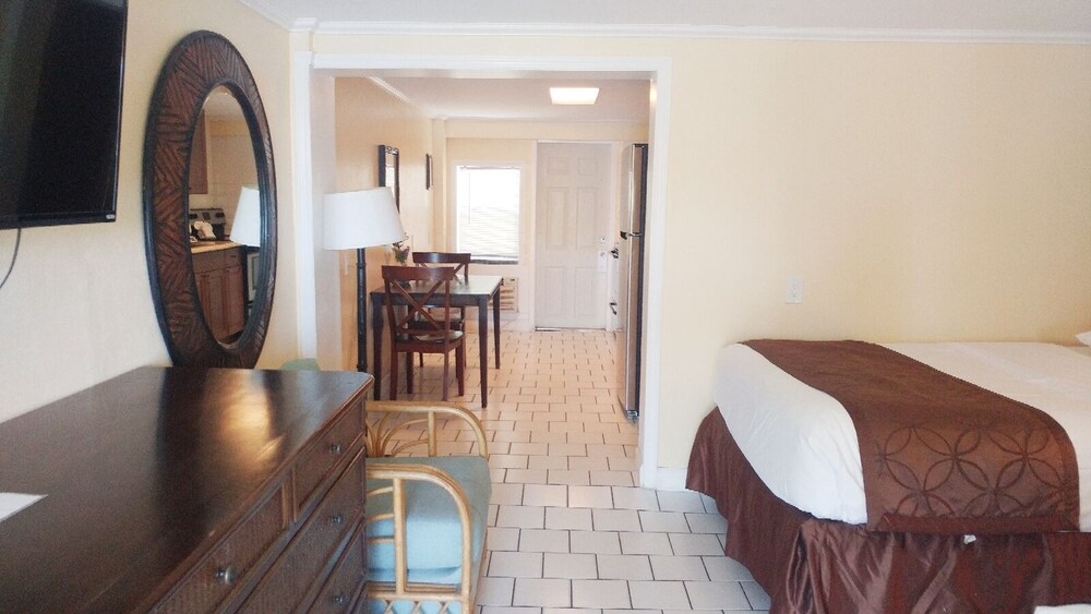 Flamingo Inn Bayside Suites - photo 23