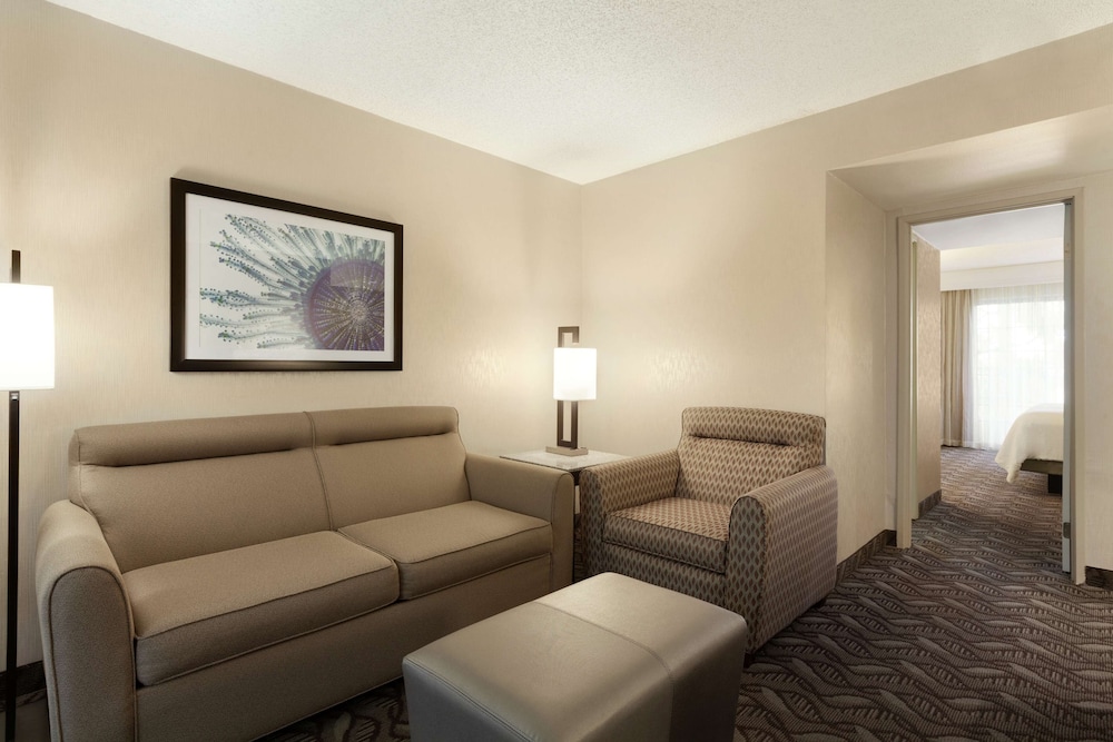 Embassy Suites by Hilton Arcadia Pasadena Area - photo 14