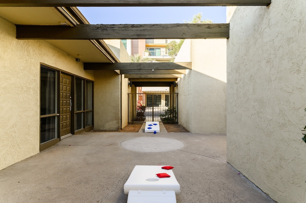 Luna & Stellar by Avantstay Modern Artist's Loft Buyout w 10 Brs Patio & Billiards - photo 20