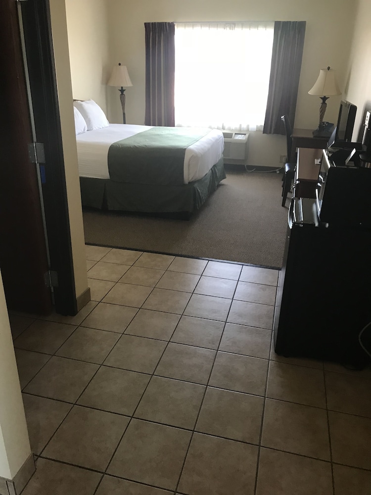 Edgewood Hotel & Suites - photo 12