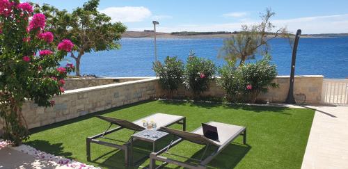 Beachfront deluxe apartment — 4-Star Luxury Hotel in Povljana, Croatia