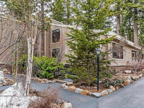 168 Forest Pines walk to Lakeshore Blvd community pool and hot tub in Incline Village, United States