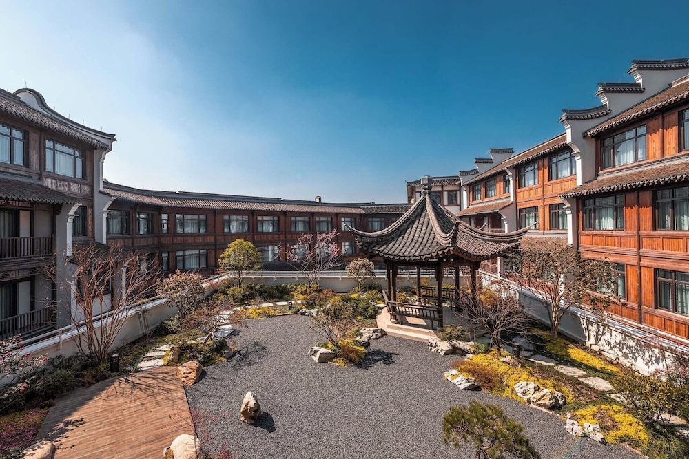 Puyuan Fashion Resort Pujin Hotel — 5-Star Luxury Hotel in Tongxiang, People's Republic of China