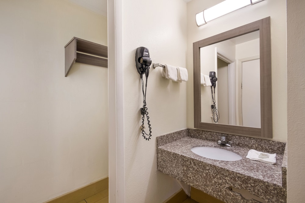 Red Roof Inn Crestview - photo 20
