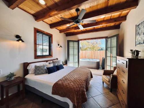 Little Dutch Cabin #1 12 min to Magnolia Baylor — 4-Star Luxury Hotel in Bellmead, United States