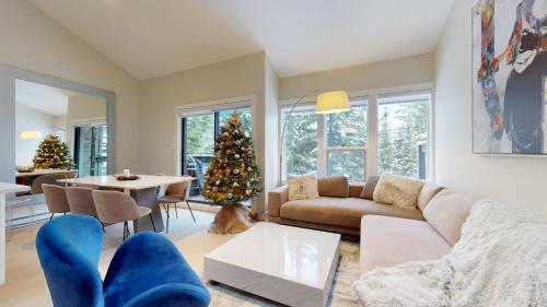 TELEMARK 25 Ski In Ski Out Access Steps To Ski Lifts Renovated Townhome in Whistler, Canada