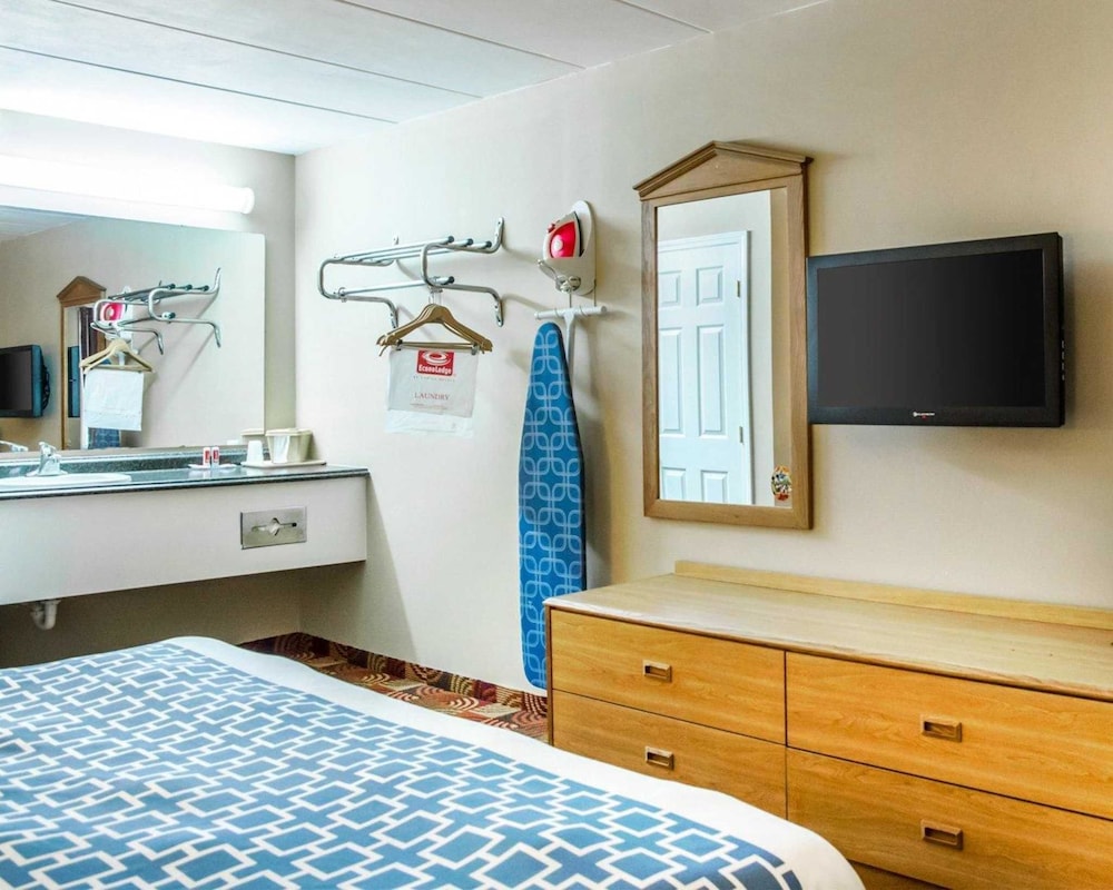 Econo Lodge Franklin Springboro - photo 16