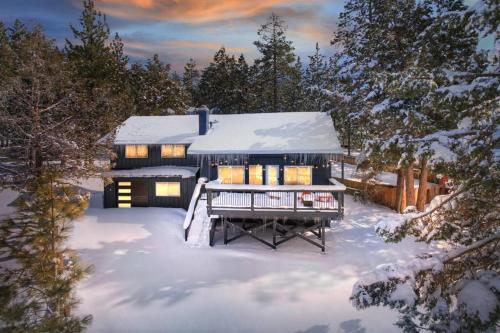 Newly Renovated Cozy Eagle w Lake Views and Loft