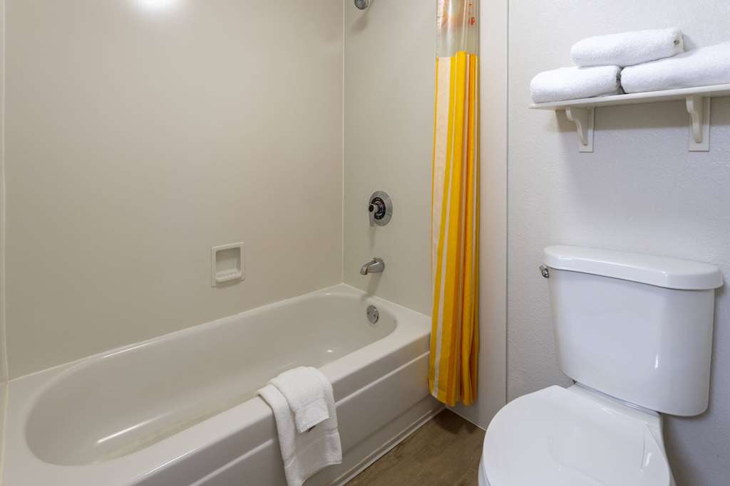 La Quinta by Wyndham Kingsport Tri Cities Airport - photo 20