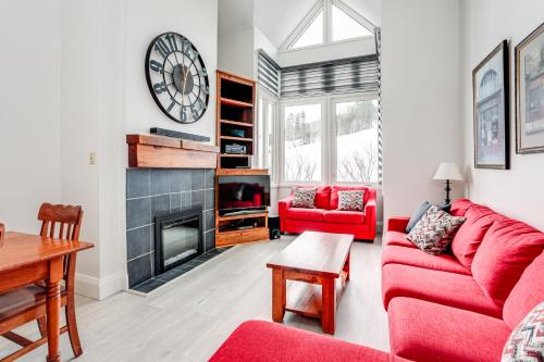 2 Bdrm Ski In Ski Out Loft at Blue Mountain — 4-Star Luxury Hotel in Collingwood, Canada