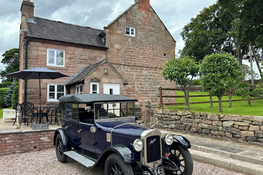 Cottage sleeps 6 pets Ok parking near Alton Towers in Stoke-On-Trent, United Kingdom