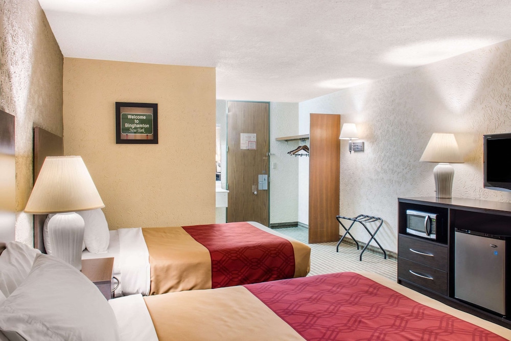 Econo Lodge Inn And Suites - photo 8