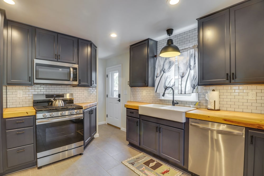 Charming Retreat in Charlottesville w Deck in Charlottesville, United States