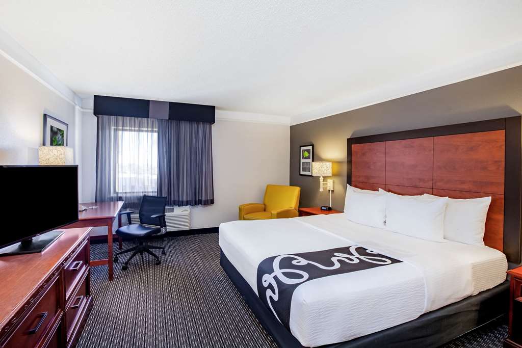La Quinta Inn & Suites by Wyndham Houston Baytown East - photo 18