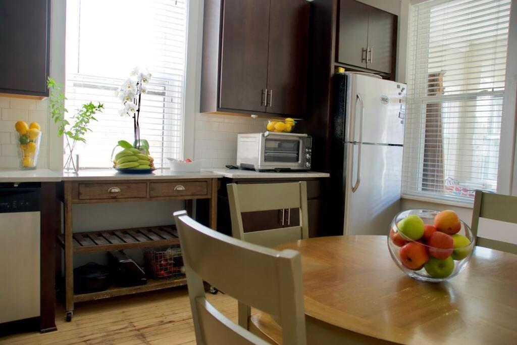 Sunny Spacious 3BR 1BA Davlin INN Chicago — 4-Star Luxury Hotel in Chicago, United States