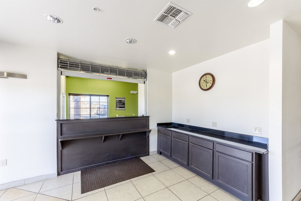 Super 8 by Wyndham Kenedy - photo 4