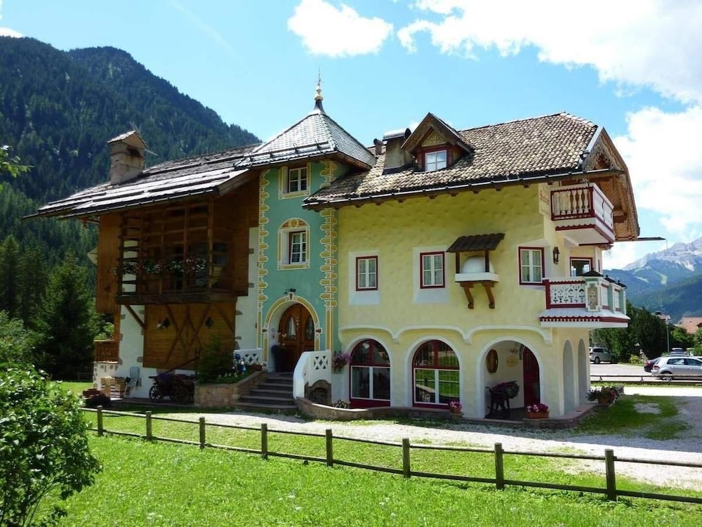 Appartamenti Majon Sotroi — 4-Star Luxury Hotel in Campitello Di Fassa, Italy