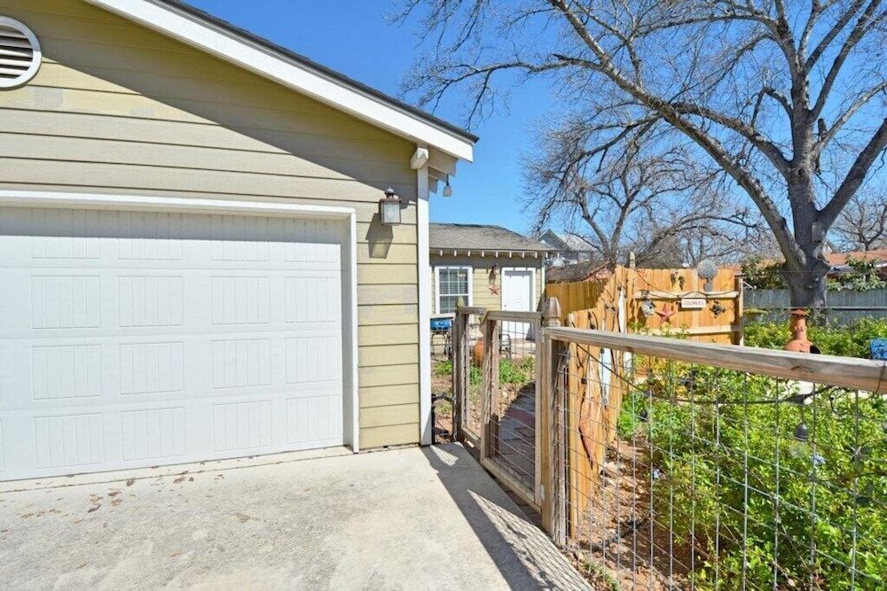 Elm Street Cottage 20742718 — Seguin