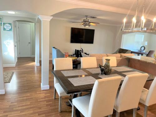 Cheerful 3 Bedroom Home mins from Clearwater Beach — 4-Star Luxury Hotel in Clearwater, United States