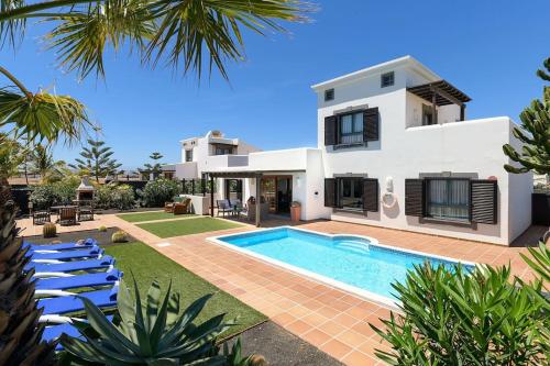 Hipoclub Villas Aguamarina 10 — 4-Star Luxury Hotel in Playa Blanca, Spain