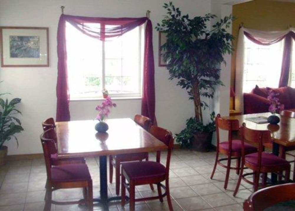 Rodeway Inn Salina North - photo 8