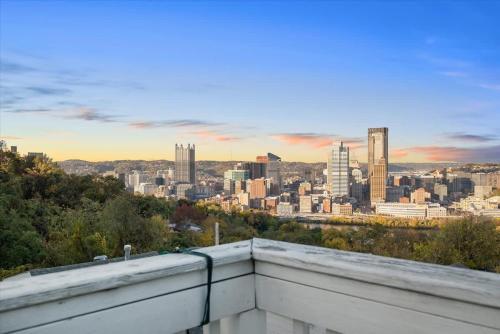 Skyline Serenity Retreat — 4-Star Luxury Hotel in Pittsburgh, United States