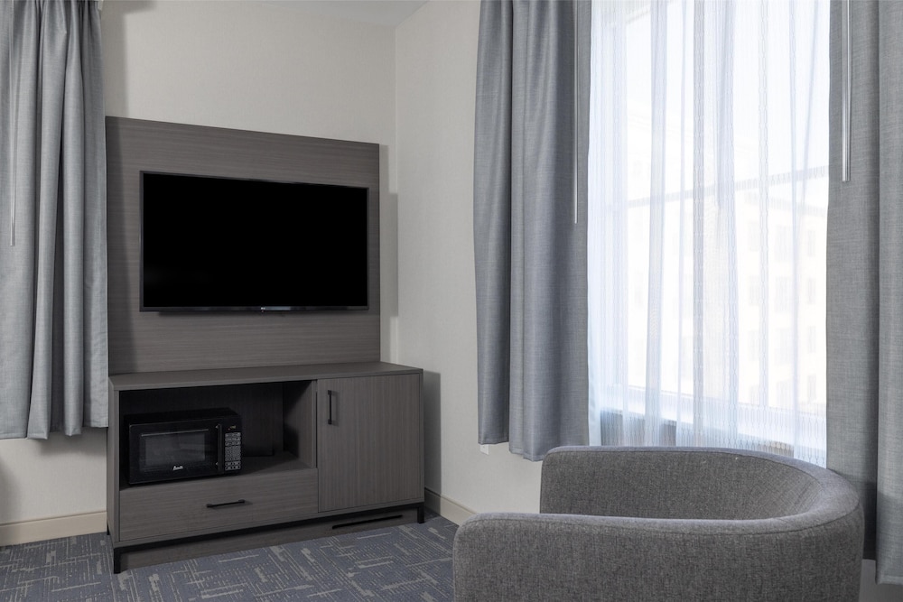 Hampton Inn & Suites Portsmouth Downtown - photo 19