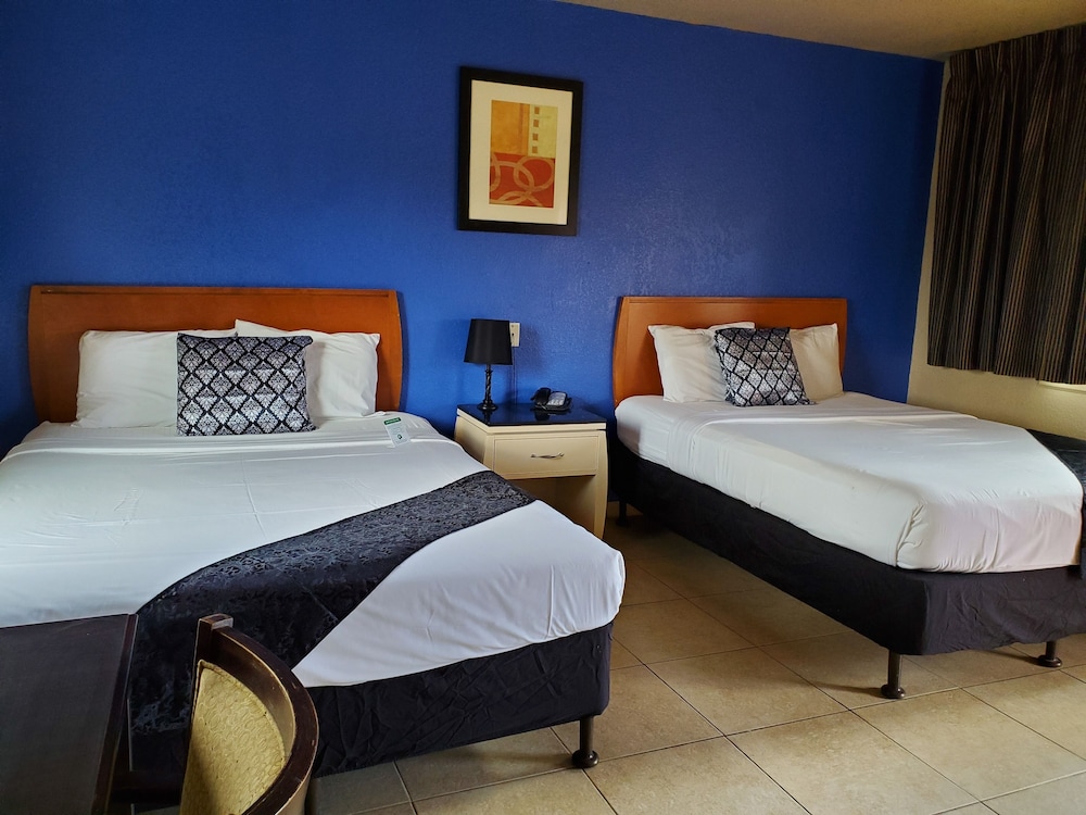 Pinecrest Inn & Suites - photo 8