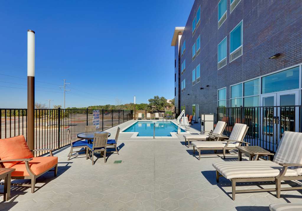 La Quinta Inn & Suites by Wyndham Lakeway - photo 26