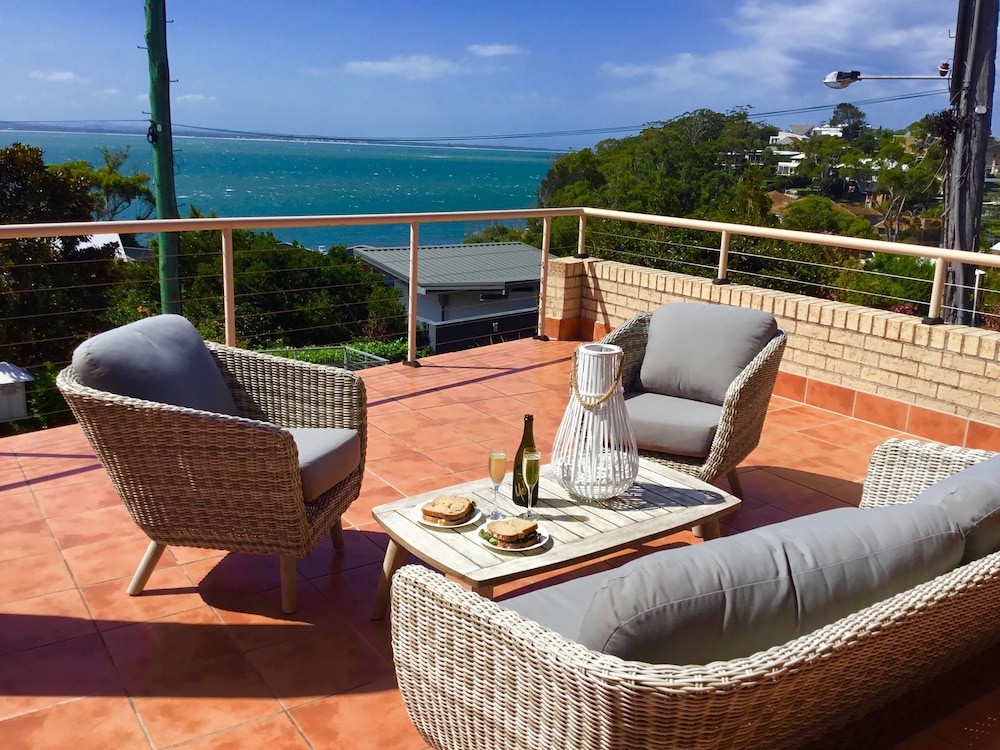 Dutchie's Sand & Sea Beach House easy walk to the beach — 4-Star Luxury Hotel in Nelson Bay, Australia