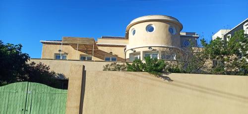 Penthouse 2 Pieces Avec Terrasse Vue Mer a 150 M de la Plage - carbon neutral hotel in Marseille