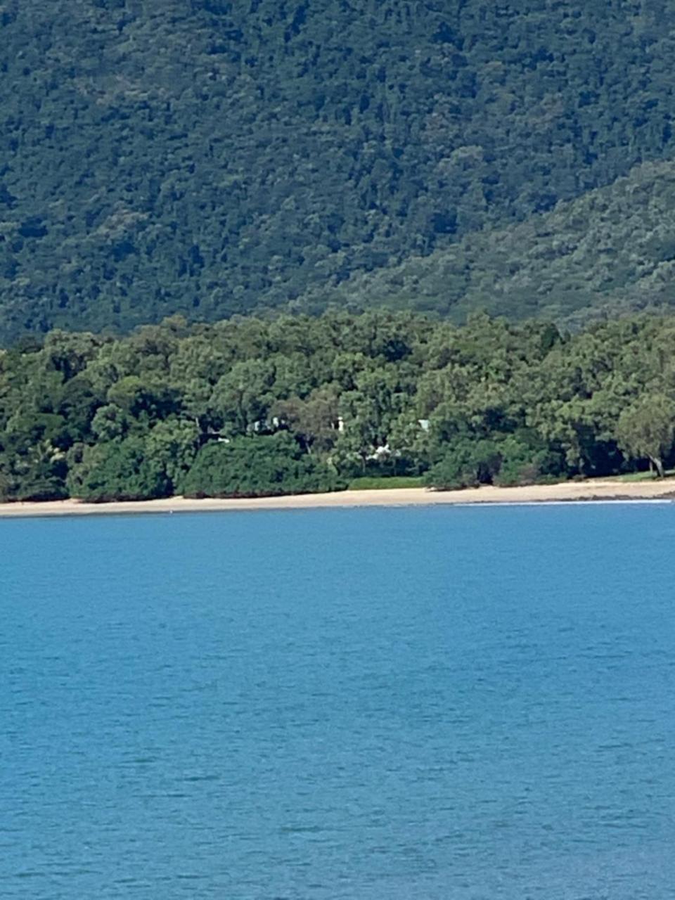 Beachfront Peace Cabin — 4-Star Luxury Hotel in Port Douglas, Australia